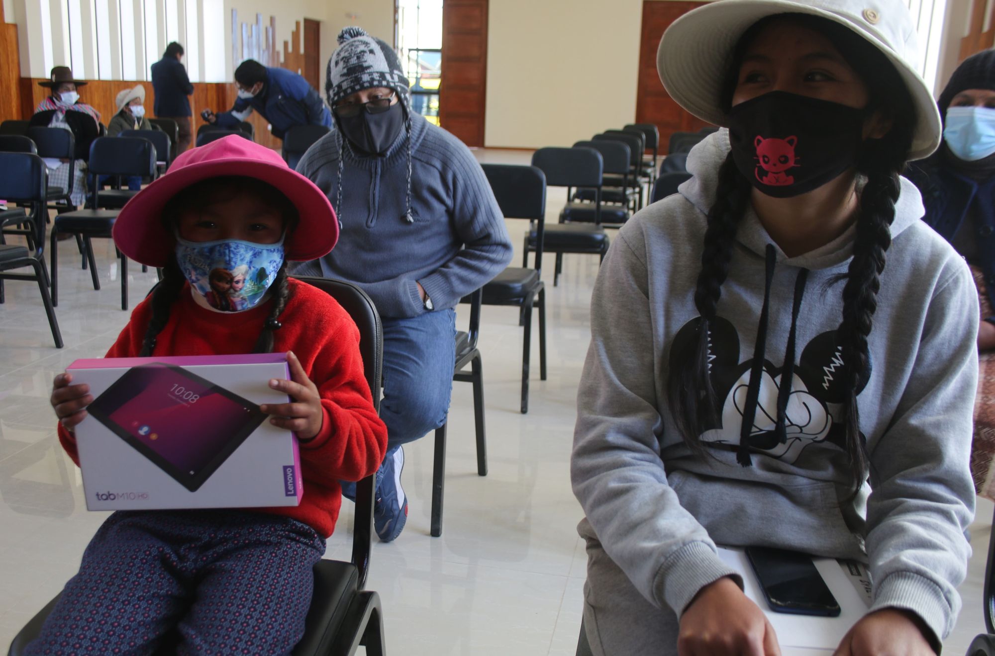 Antapaccay entregó tablets y laptops a comunidad educativa de Tintaya Marquiri