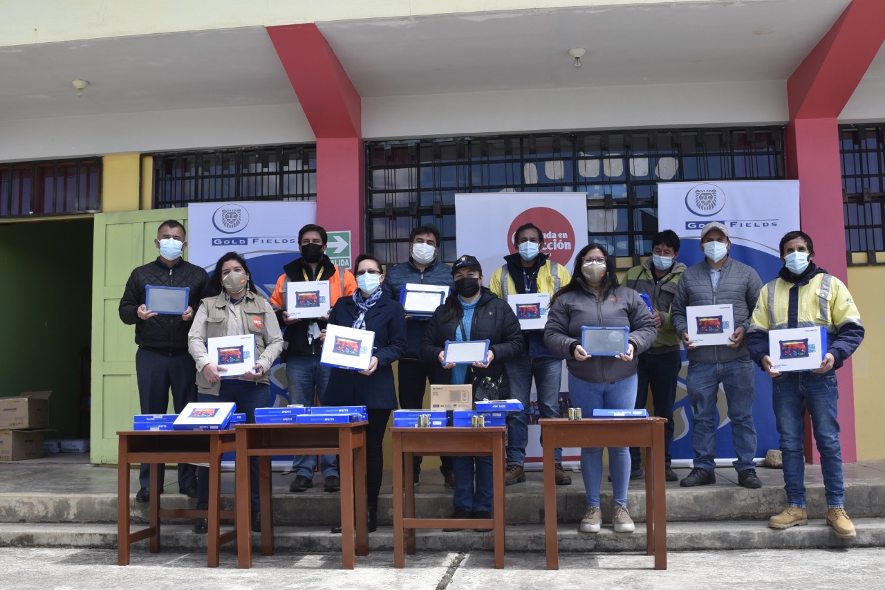 Gold Fields donó tablets e impresoras para estudiantes de Hualgayoc