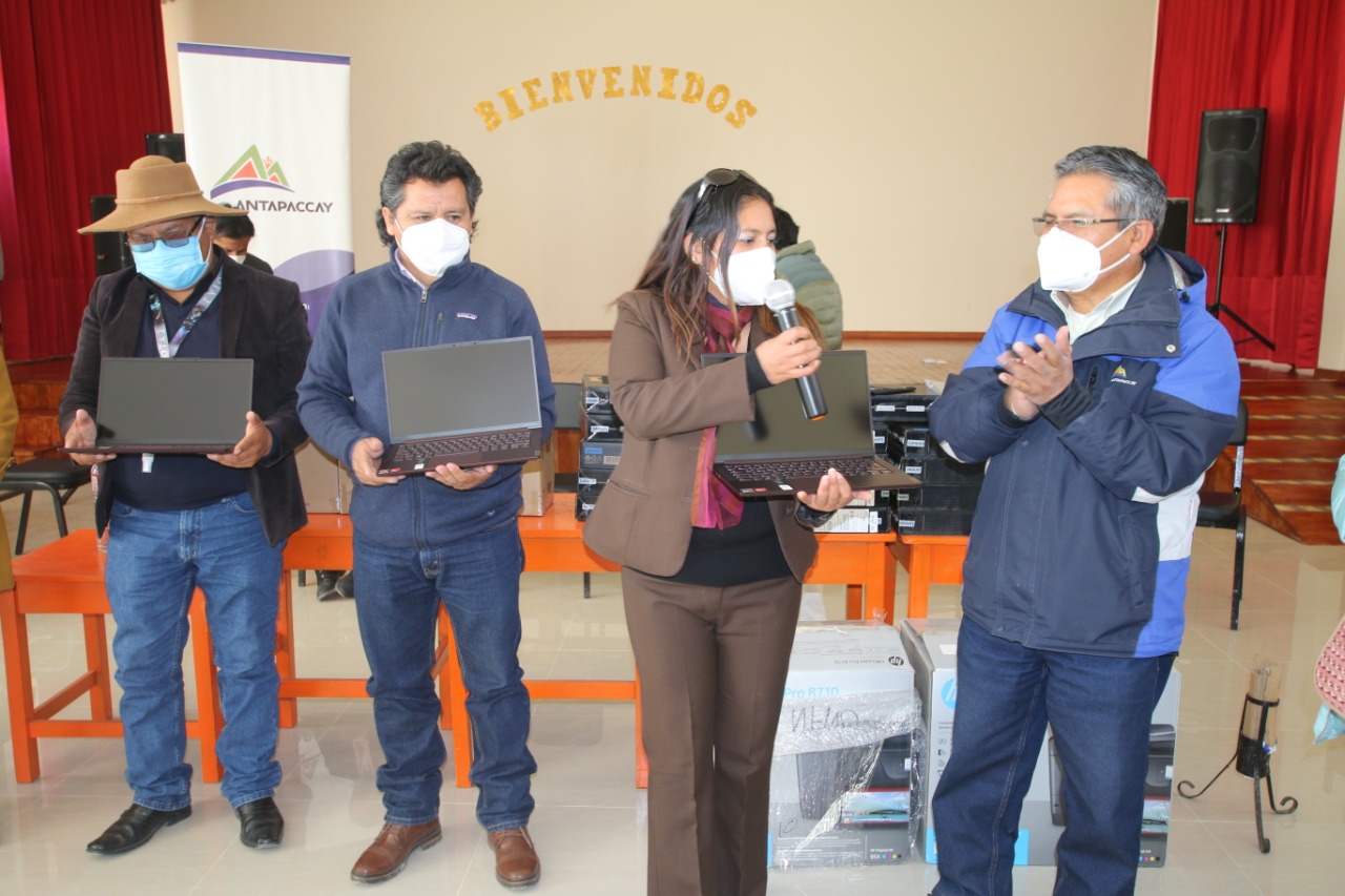 Antapaccay entregó 19 laptops a profesores de comunidad Tintaya Marquiri
