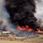 Cerca de 500 personas ingresaron a las instalaciones de la empresa Apumayo y causaron destrozos en la mina aurífera. (Foto: Coracora TV)