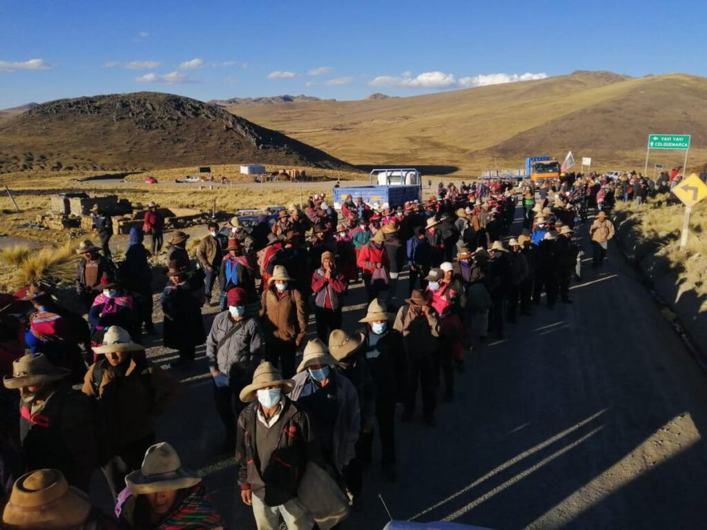 Pobladores del Anexo de Huancute mantienen secuestrados a 1700 trabajadores de la Unidad Minera Inmaculada e incendian siete volquetes