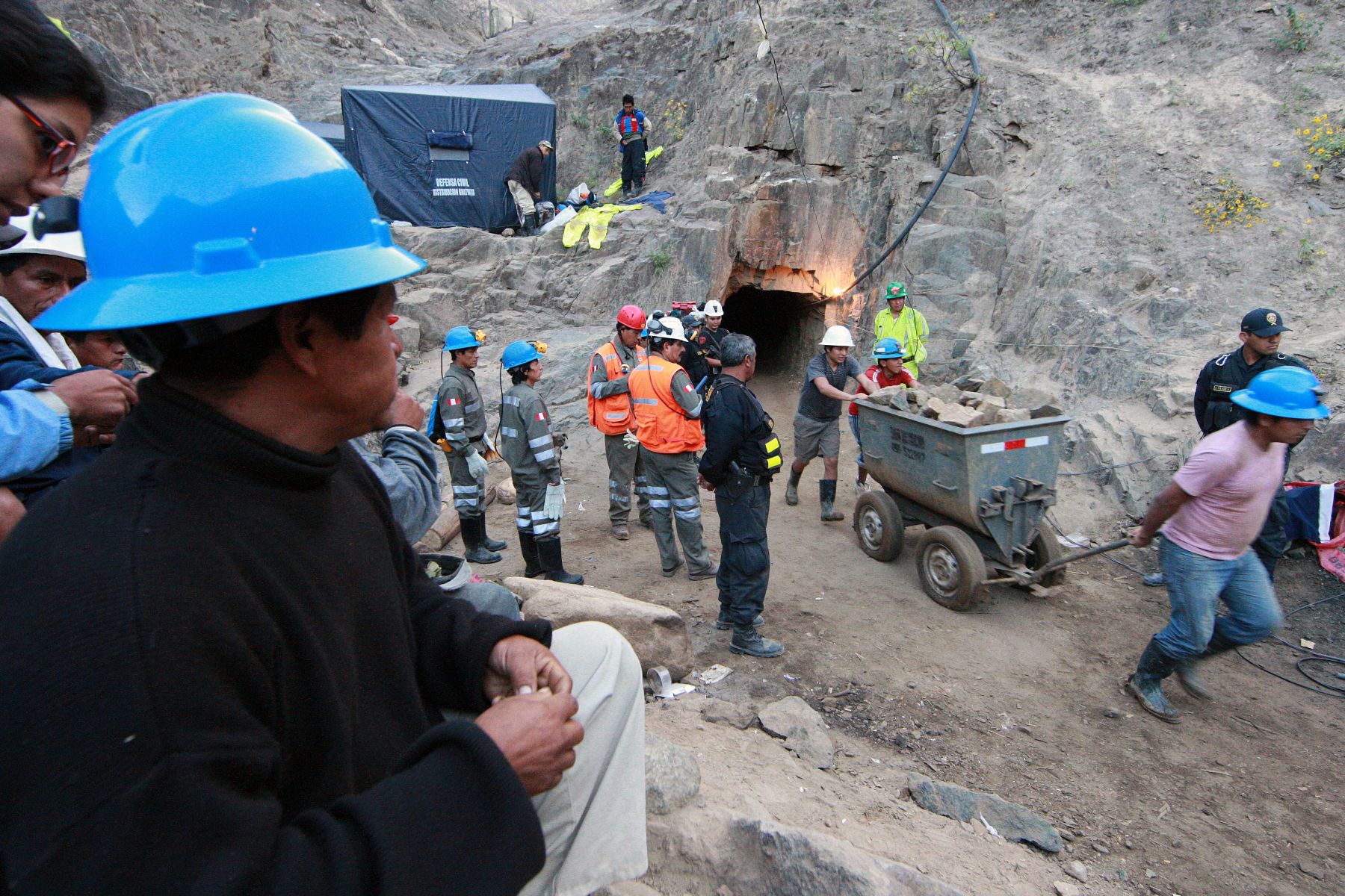 Mineros informales en Yauca. Andina.
