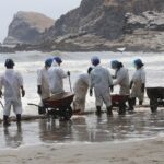 Operarios de Repsol limpian playas
