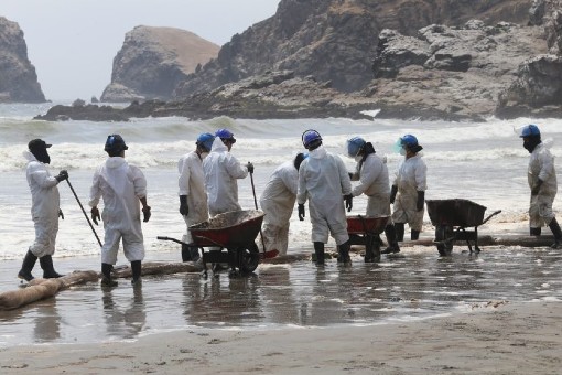 Operarios de Repsol limpian playas
