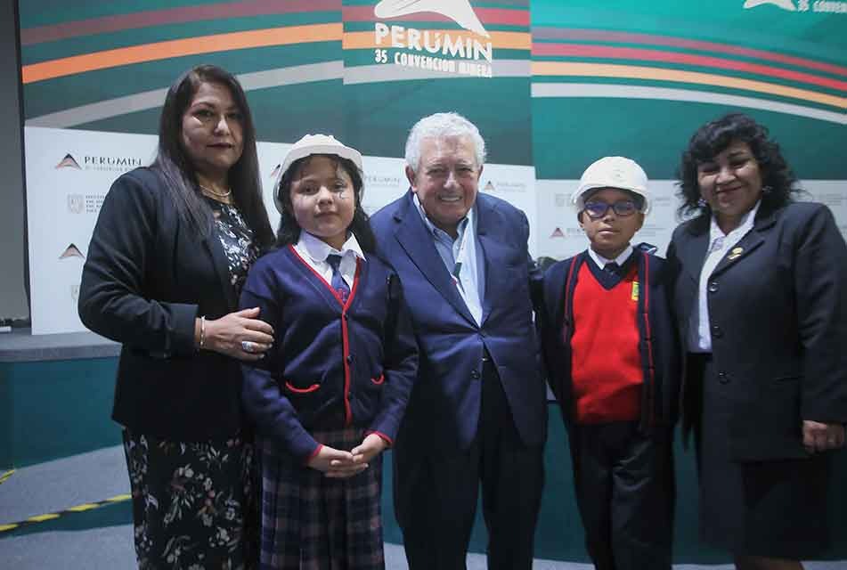 Alumno Aron León Chambilla del colegio Daniel Alcides Carrión de Cuajone ganó “Premio Minería Escolar”