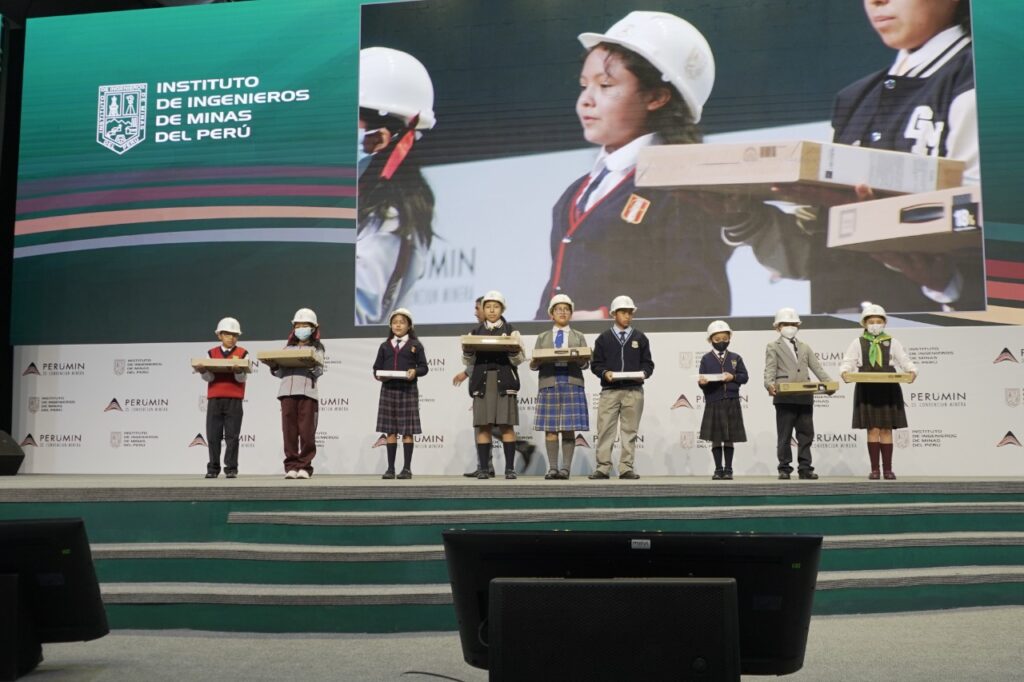 Alumnos de colegios fiscalizados de Cuajone y Toquepala de Southern Perú ganaron Premio Escolar Perumin