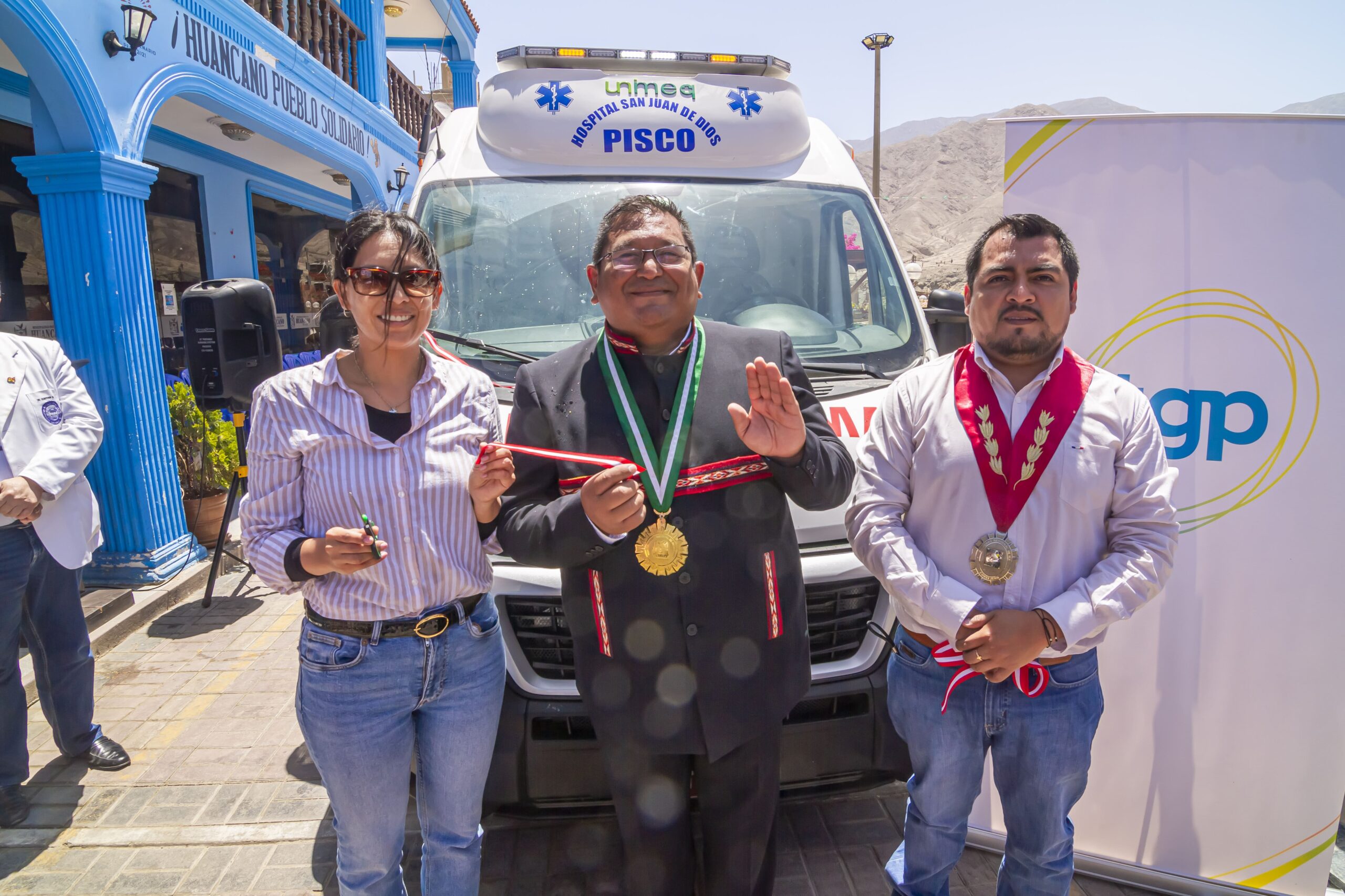 TGP cumple compromiso donando moderna ambulancia para población de Huáncano en Pisco (1)