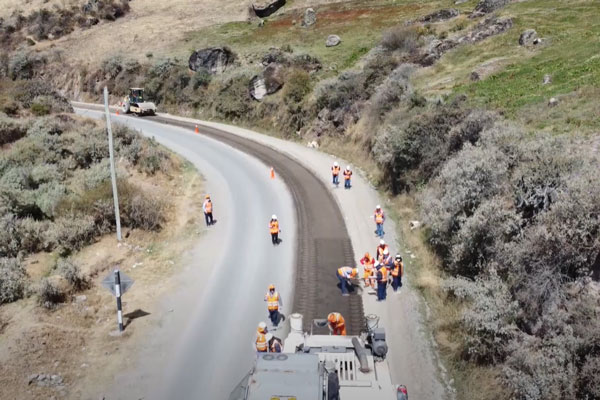 Se inician trabajos de mantenimiento y asfaltado de la carretera Cajacay