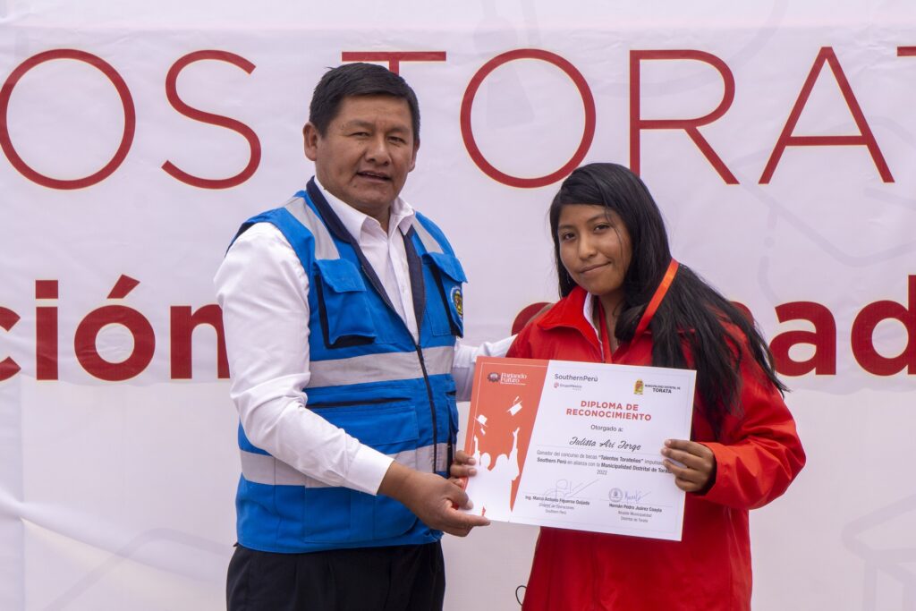 Southern Perú entregó “beca” a ganadores de concurso “Talentos torateños”