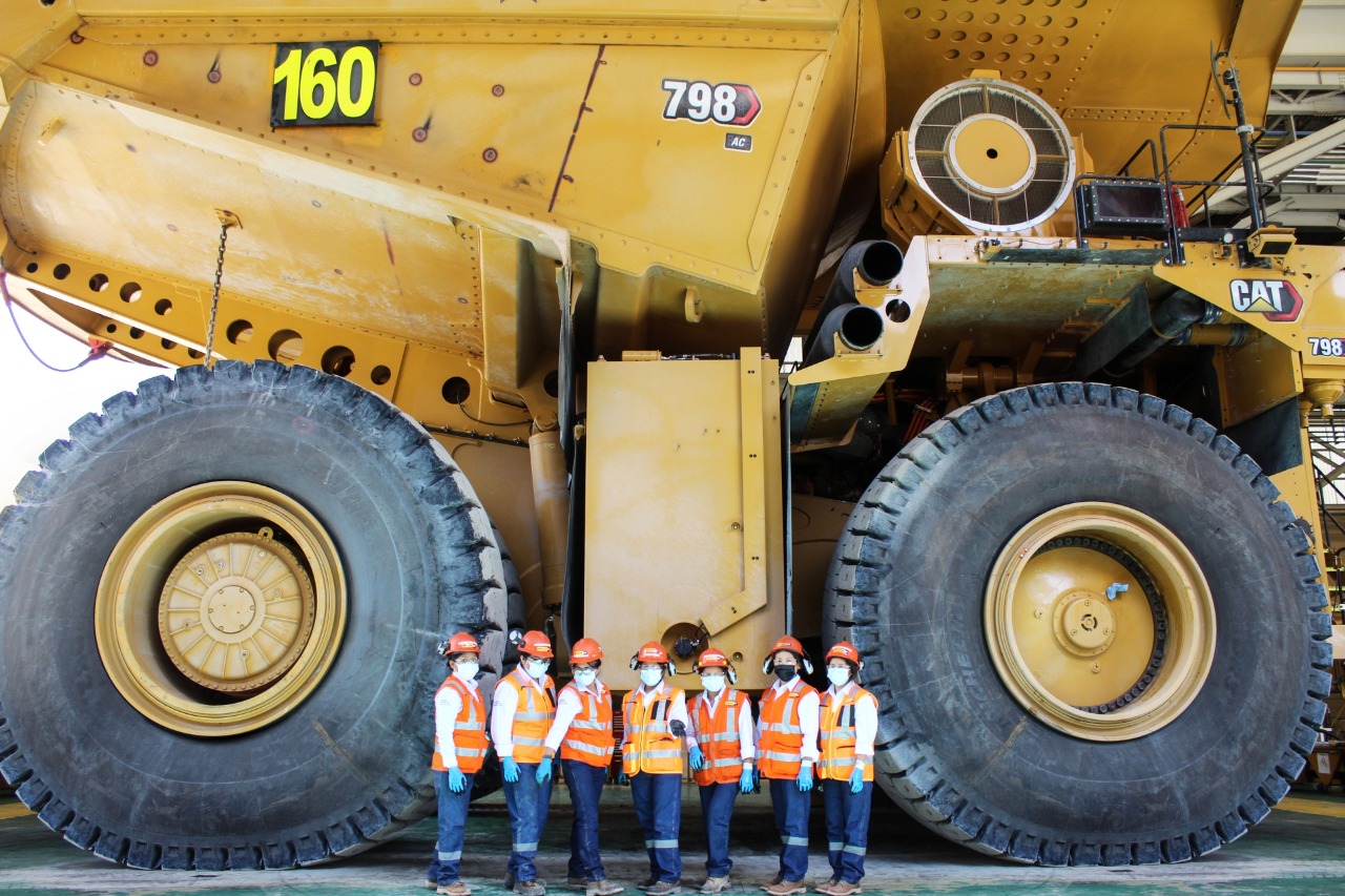 Talento 100% femenino realiza mantenimiento de camión gigante Cat