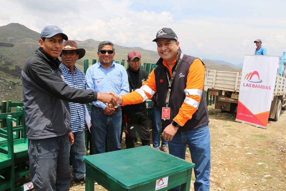 Las Bambas entrega mobiliario escolar a la comunidad Palcca Picosayhuas distrito de Progreso, Apurímac