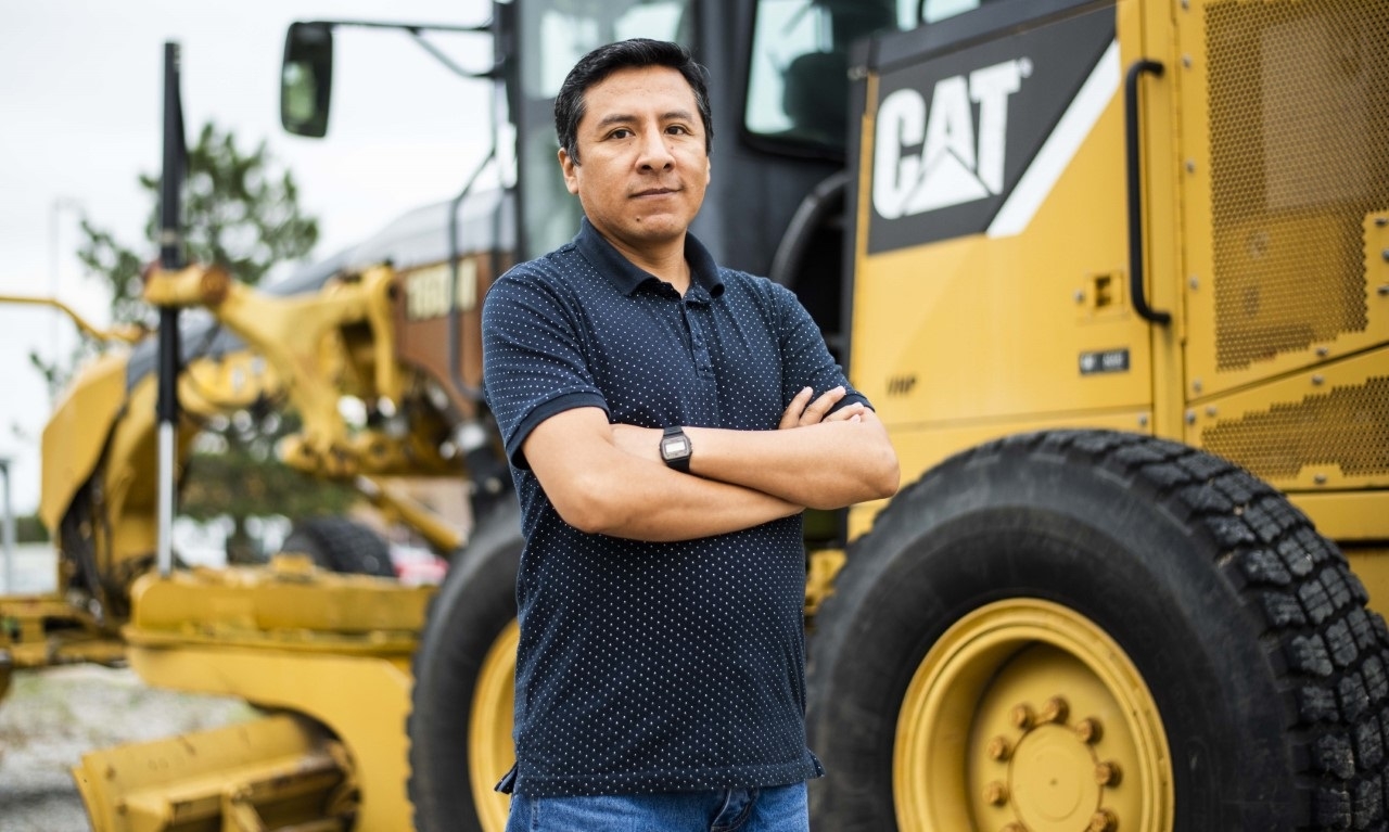 Peruano logra ser el primer graduado internacional del programa ThinkBIGGER de Caterpillar