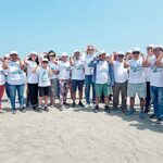 Voluntarios de Adinelsa y Gareca peruano limpian playas de Cañete