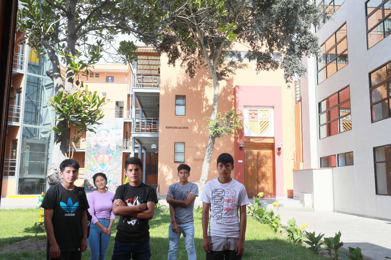 Cinco jóvenes de Tayacaja reciben beca integral para estudiar en Lima