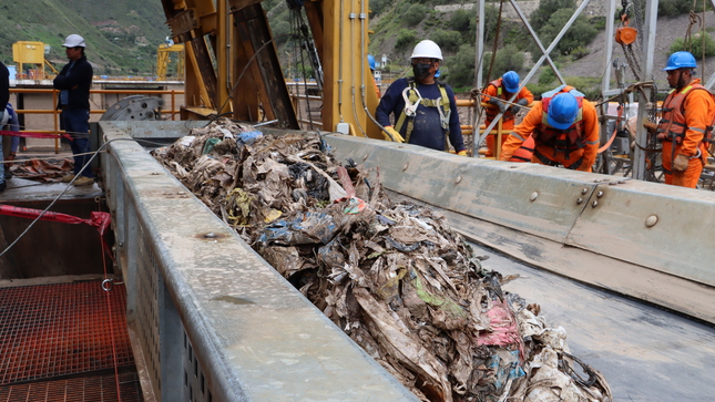 ELECTROPERU Contribuye a la Limpieza de los Residuos Plásticos en el Río Mantaro