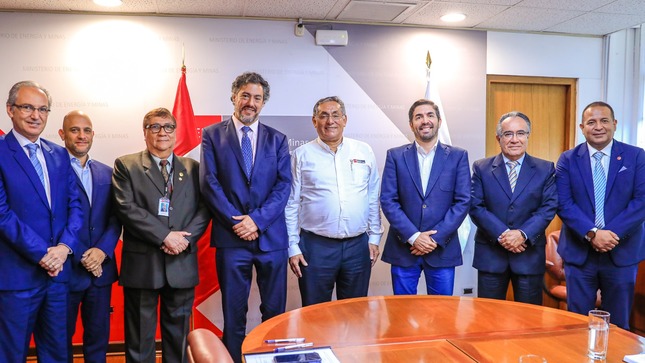 MINEM suscribe convenios para iniciar construcción de nuevas redes de gas natural en 9 regiones del país