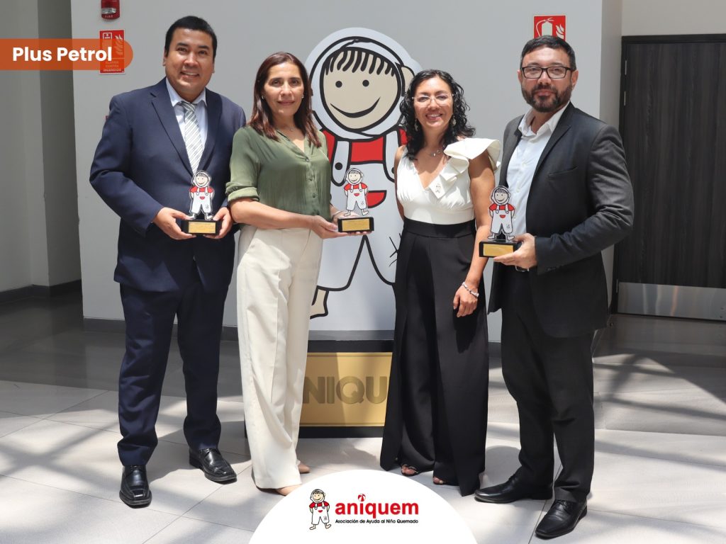 Equipo de Pluspetrol en la premiación de Aniquem