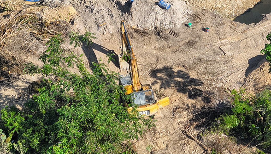 Maquinaria pesada de la minería ilegal