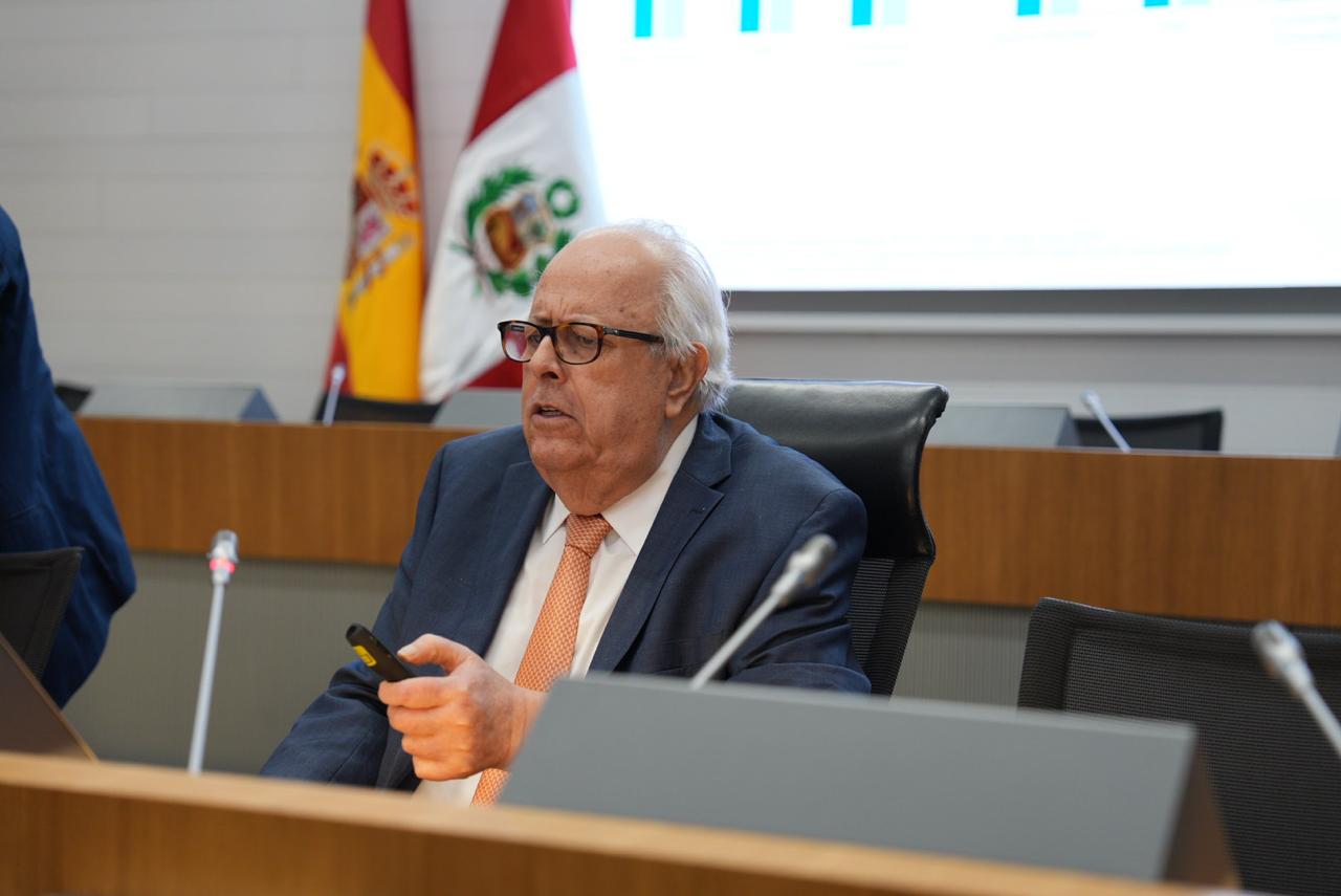 Julio Velarde en el foro de inPerú