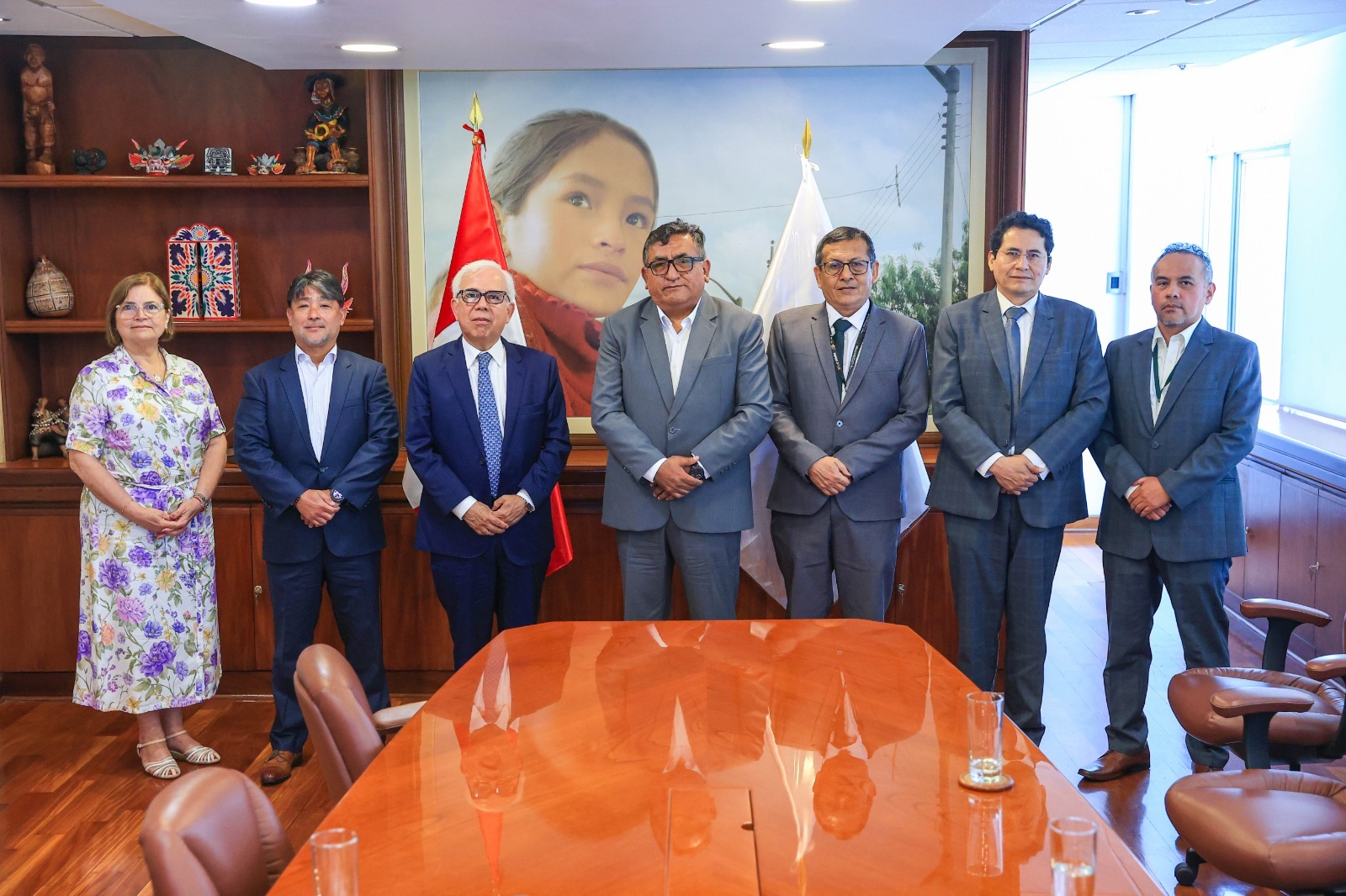 Ministro destaca aporte del sector eléctrico