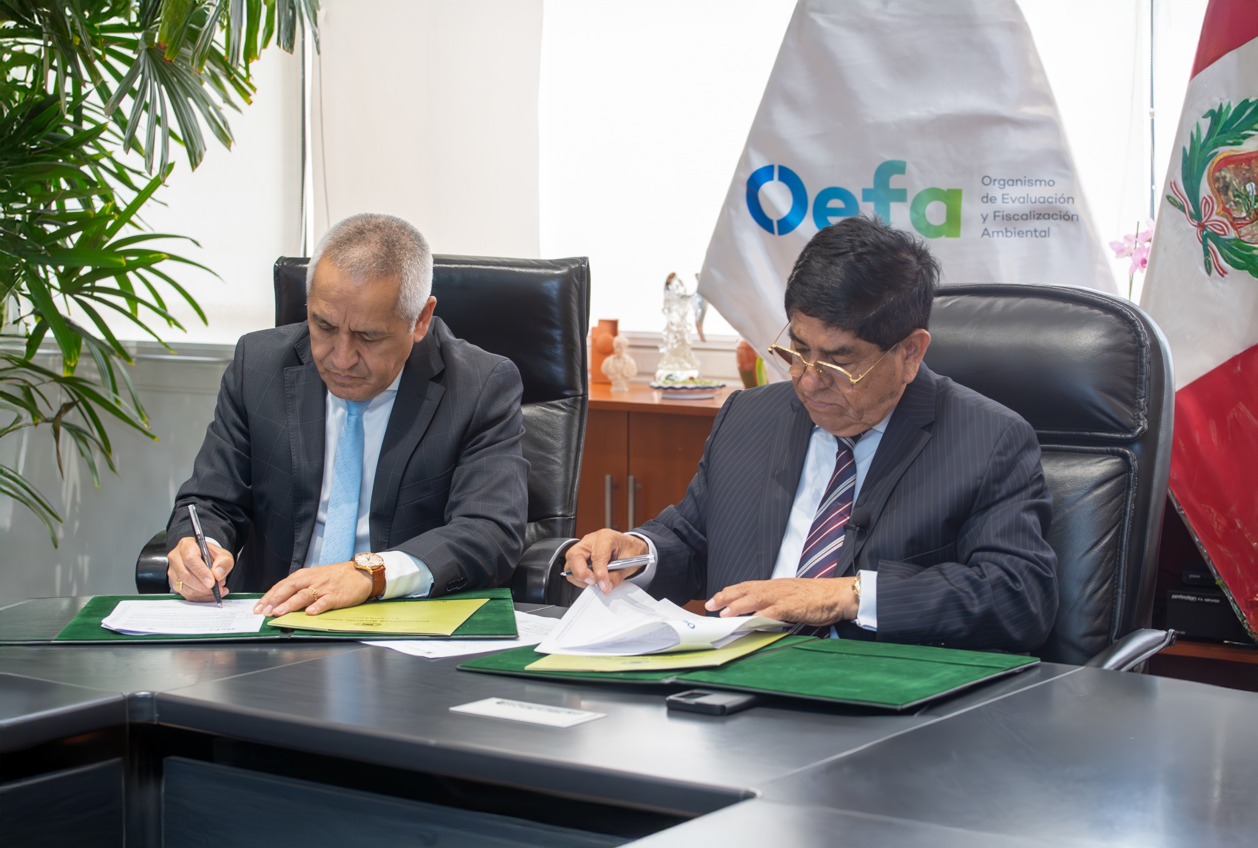 Firma del convenio entre OEFA y la URP