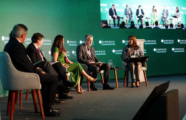 Panel sobre la geopolítica de los mineriales críticos