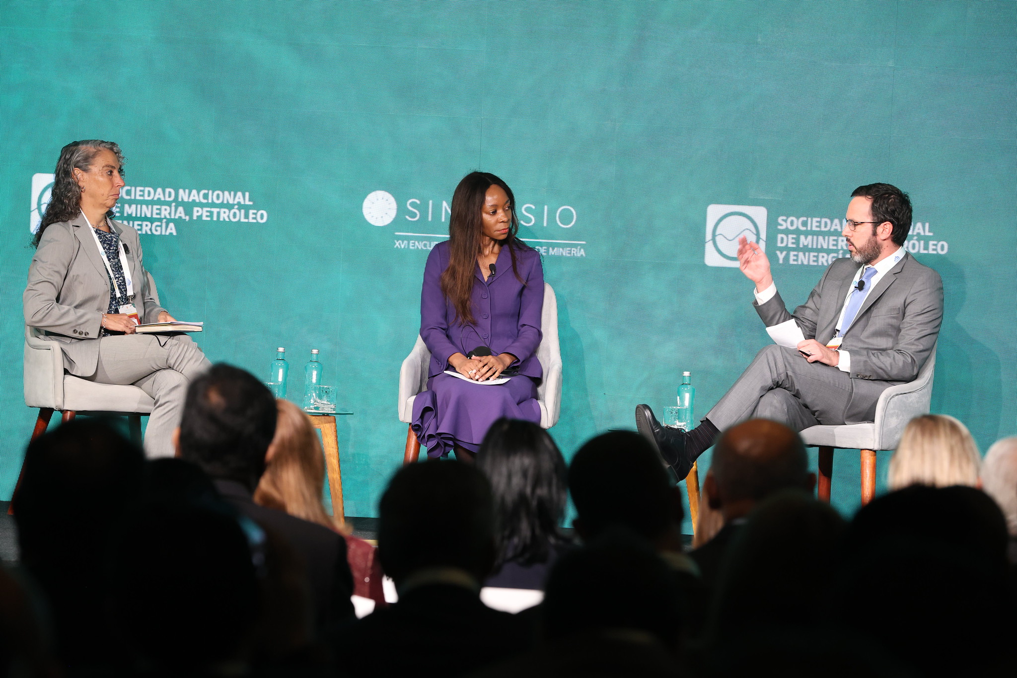 Economistas peruanos con Dambisa Moyo